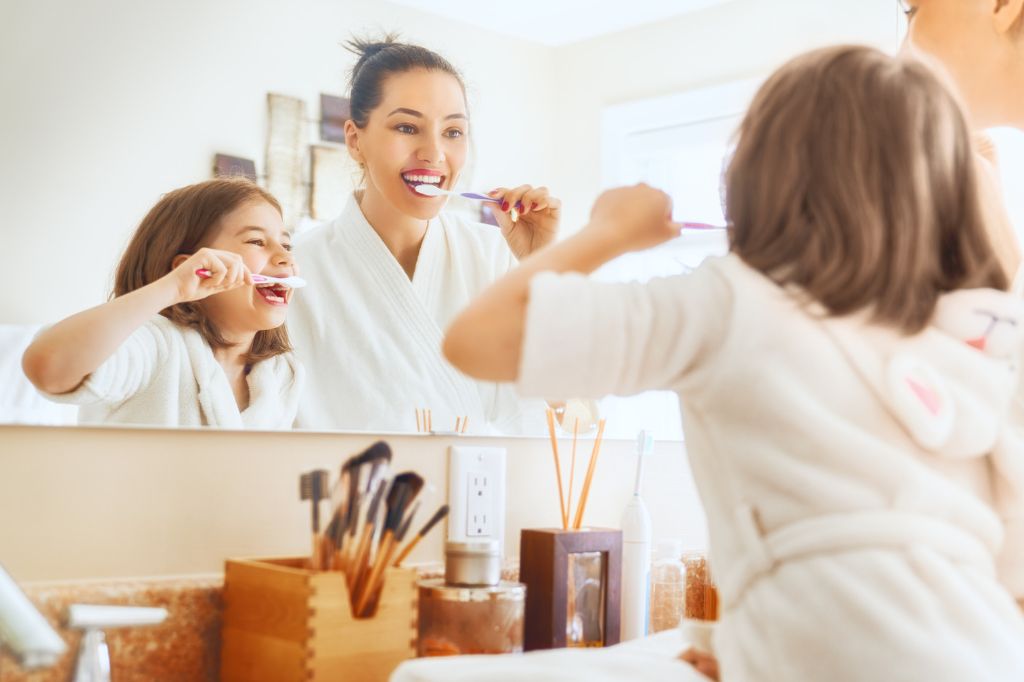 Mama e hija lavando dientes web